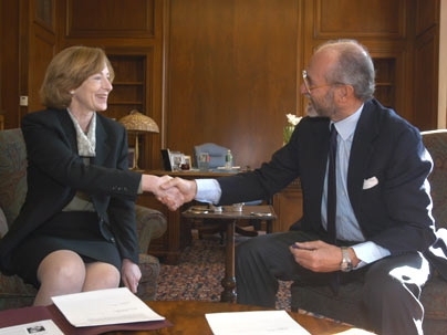 MIT President Susan Hockfield shakes hands with Dr. Gianfelice Rocca after the two signed an agreement launching the Roberto Rocca Project, which will support collaboration between MIT and Milan Politecnico.