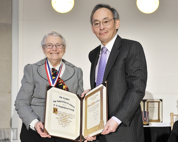 Institute Professor Emerita Mildred Dresselhaus receives the Enrico Fermi Award from Secretary of Energy Steven Chu.