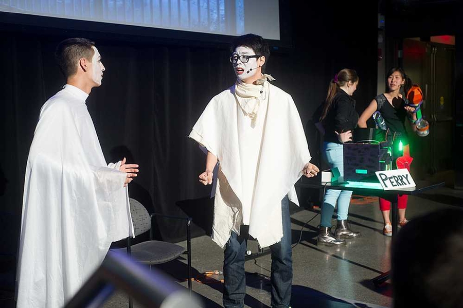 Team Hippo introduces a haunted house game in which "ghosts" (actually ping pong balls) shoot out from the roof of the house, where they must be caught by a special arm-mounted catcher.