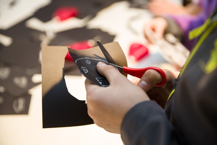 Some volunteer events involved helping local youth with art projects.