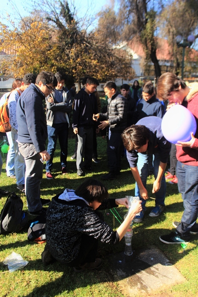 Students work on their first team workshop, building a mechanism to transport the maximum possibile amount of water.
