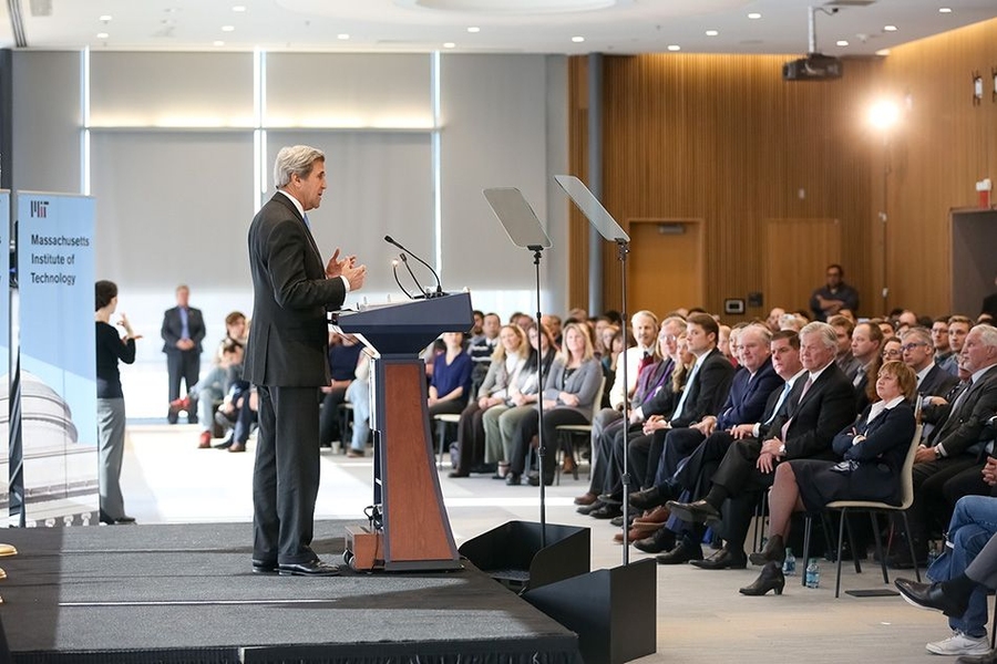 Speaking before a capacity audience of about 250 people in MIT’s Samberg Conference Center, Kerry discussed the possibility of a clean-energy revolution, enabled by, among other things, falling prices of wind and solar power.