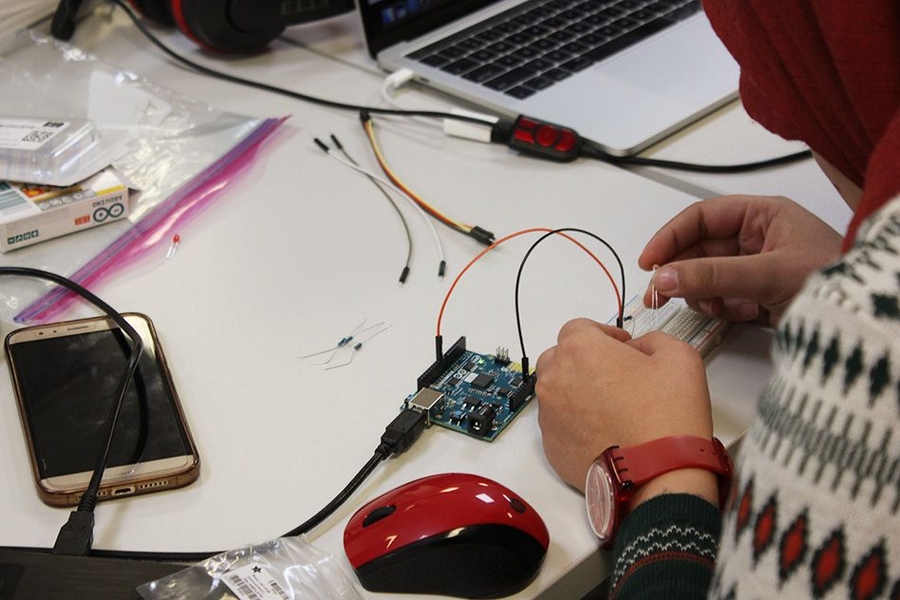 The certificate program includes a combination of lectures, internships and hands-on activities to develop students’ skills.