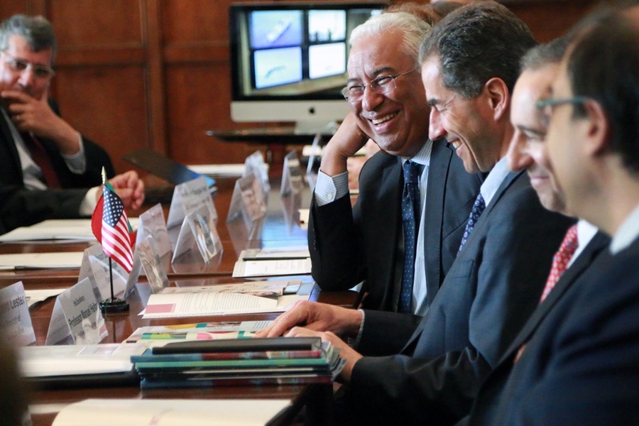 Prime Minister António Costa (center) listens to students in the MIT Portugal Program discussing what they are doing at MIT and how they're enjoying their work. Next to him at right is Manuel Heitor, Portuguese minister of science, technology and higher education.