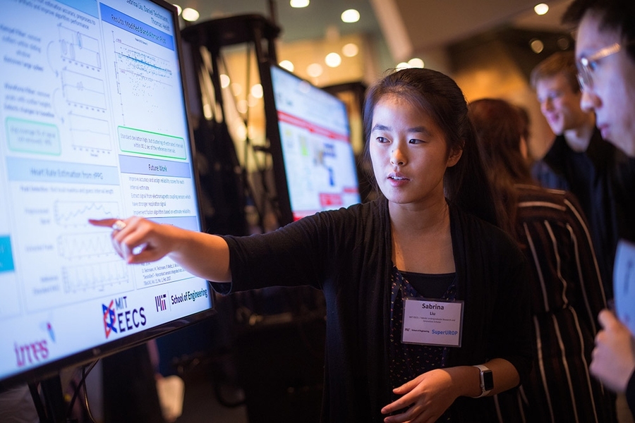 Sabrina Liu, an EECS junior and MIT EECS/Takeda SuperUROP scholar, presents her work investigating noninvasive ways to monitor dental patients’ heart rates at the SuperUROP Showcase.