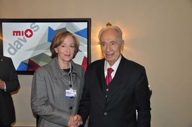Hockfield and President of Israel Shimon Peres, who attended the MIT neuroscience breakfast.