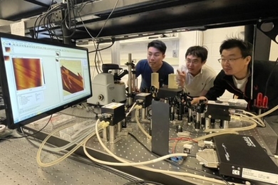 Photo of Long Ju and colleagues with the new nanoscope they have built.