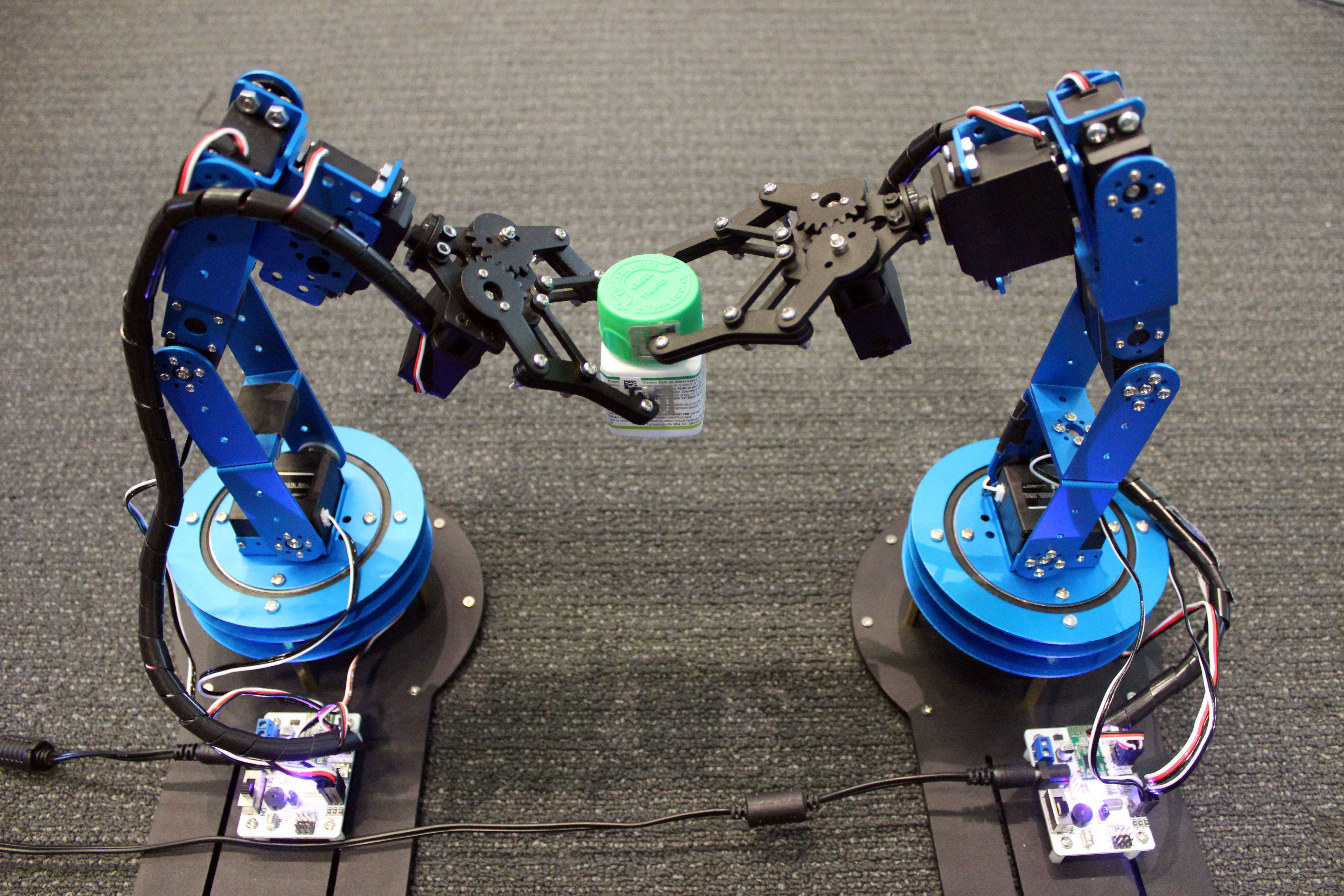 Сборка часов роботом. Робот-манипулятор new0805a. Учебный робот манипулятор sd1. Робот «Robotic Fish».. Робот-манипулятор SD 1-4-320.