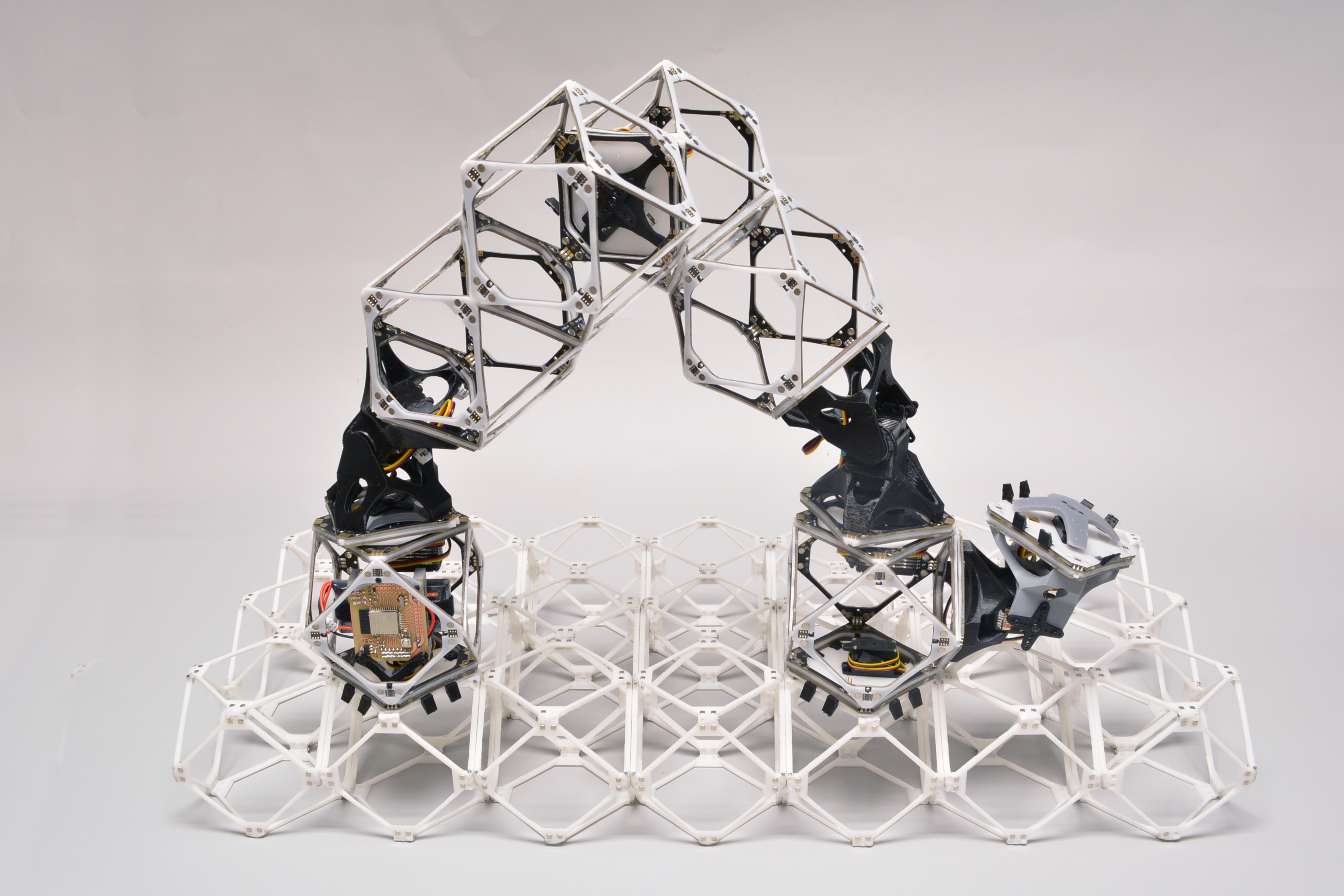 조립 로봇 무리는 더 큰 구조물을 만들 가능성을 보여줍니다 |  MIT 뉴스