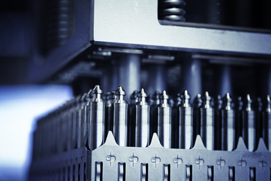 The fuel assembly is made of thin metallic rods (batteries) with a pointy end.