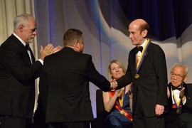 Stephen Lippard accepting the Benjamin Franklin Medal in Chemistry