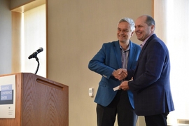 Chris Caplice (right) receives the MITx Prize for Teaching and Learning with MOOCs from Krishna Rajagopal in 2018.
