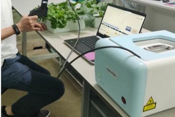 Portable device can quickly detect plant stress