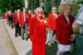 Barbara Feeney Powers of the Class of 1950 (left foreground) and Mary Agnes Sullivan Davison, who received her MIT PhD that year, march along Massachusetts Avenue on their way to Killian Court with their classmates on Commencement Day.
