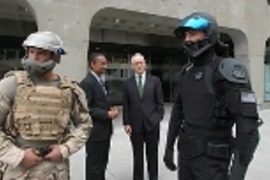 Vest with soldiers and Claude Bolton Jr., secretary of the Army for acquisition, logistics and technology (at Vest's right) at the dedication of the Institute for Soldier Nanotechnologies in May.