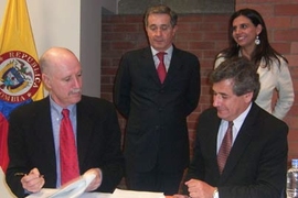 MIT-CTL Director Yossi Sheffi (left) and LOGyCA CEO Rafael Florez (right) signed the CLLI agreement in Bogota, with Colombian President Ãlvaro Uribe VÃ©lez and Carolina RenterÃ­a, Director of PlaneaciÃ³n Nacional, looking on.