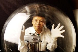 Professor Gang Chen with the vacuum chamber used in this research.