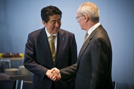 Japanese Prime Minister Shinzo Abe (left) with MIT President L. Rafael Reif