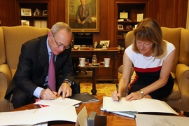 MIT President L. Rafael Reif (left) and Imperial College President Alice Gast sign the agreement for a new joint fund that will support early-stage research and strengthen ties between the two universities. 