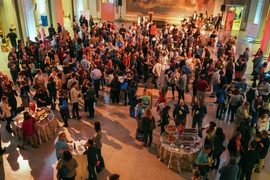 Hundreds of attendees filled Walker Memorial on Friday, Oct. 9, for the welcome reception of ScienceWriters2015. 