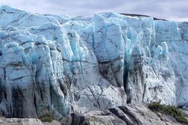 A photo of the edge of the Greenland ice sheet. “With our technique, we can continuously monitor ice sheet volume changes associated with winter and summer,” Germán Prieto says.
