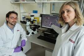 “We hope this device will increase interest in people who are exploring the effect of electric fields on different types of cancer,” says Giulia Adriani, left, a graduate student in the Singapore-MIT Alliance for Research and Technology. Andrea Pavesi, right, is also a graduate student in the Singapore-MIT Alliance for Research and Technology.
