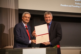 Krishna Rajagopal, chair of the MIT faculty, presented Lander with the Killian Award.
