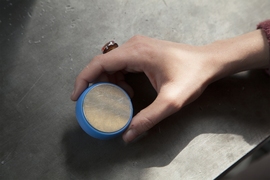 A lightweight disc that attaches to the bottom of disposable coffee cups, the Coffee Cookie is rechargeable for daily use. 