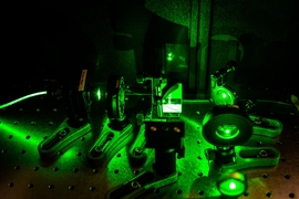 The experimental setup used by the researchers to test their magnetic sensor system, using green laser light for confocal microscopy.