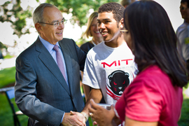 Rafael Reif talks with two MIT students