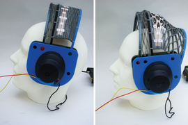 Two photos show the expanded and retracted headphone set on top of a mannequin head.