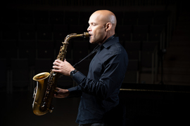 Miguel Zenón plays the sax in profile.