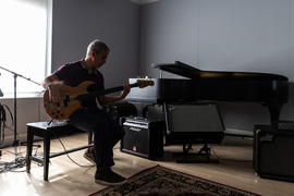 Paris Smaragdis playing a guitar