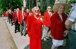 Barbara Feeney Powers of the Class of 1950 (left foreground) and Mary Agnes Sullivan Davison, who received her MIT PhD that year, march along Massachusetts Avenue on their way to Killian Court with their classmates on Commencement Day.