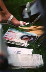 High-heeled shoes and newspapers were among the frequently spotted audience accessories at Commencement.