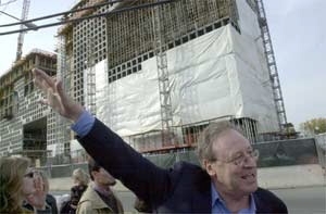 Dean of the School of Architecture and Planning William J. Mitchell gave a slide presentation, and then a walking tour for MITAC of all the new construction going on around campus. Here he gestures in front of Simmons Hall.