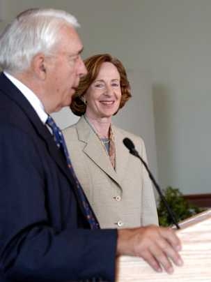 Chairman of the Corporation Dana Mead introduces MIT's 16th president, Susan Hockfield, at this morning's press conference.