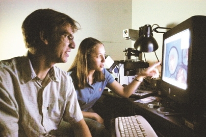 John Albeck, a graduate student in biology, and Laura Sontag, a graduate student in Computational and Systems Biology (CSBi), observe how a protein behaves using a technique called live cell microscopy. The new CSBi program blends biology, engineering and computer science.