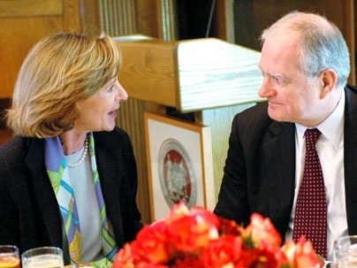 MIT President Susan Hockfield chats with John Marburger, science advisor to President Bush, at a luncheon held Thursday, Oct. 20, as part of a daylong MIT workshop on engineering education.