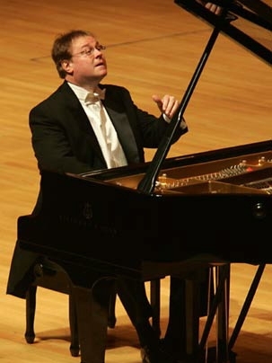 MIT senior lecturer and pianist David Deveau, who will be at Jordan Hall on Jan. 14, performs in China in 2004.