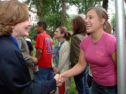 President Hockfield greets incoming freshman Katie Mingo of Minnesota.