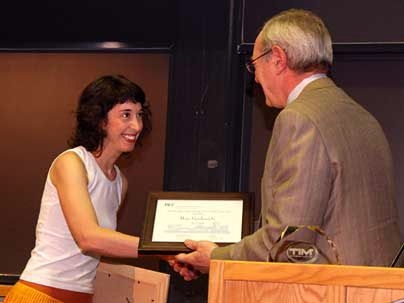 Wiesner Award winner Hope Ginsburg receives her second award, first prize in the Schnitzer Prize for Visual Arts, from Provost L. Rafael Reif.