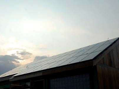 Roof of MIT's solar house being powered up by ... the sun!