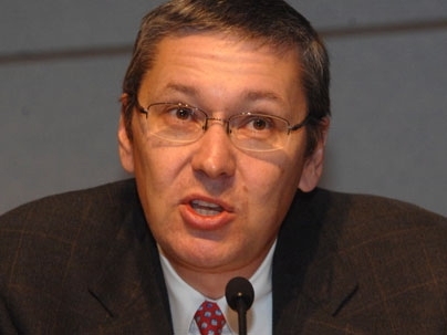 Harvard University professor N. Gregory Mankiw PhD '84 makes a point.