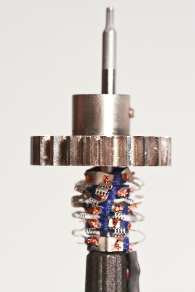 This device consists of five plastic rings connected by actuators.
