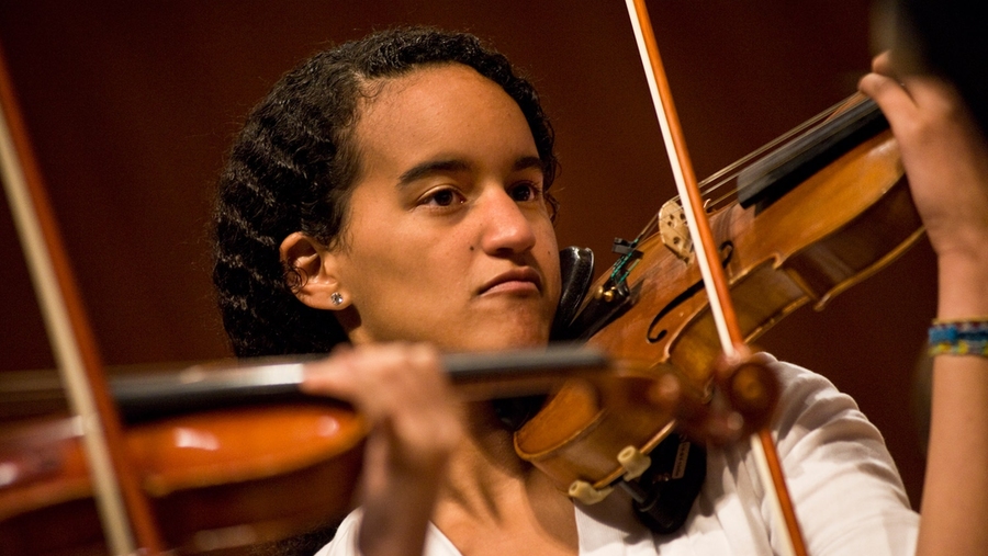 Freshman violinist Shelby Heinecke concentrates as Dudamel conducts the students in the MIT Symphony Orchestra.