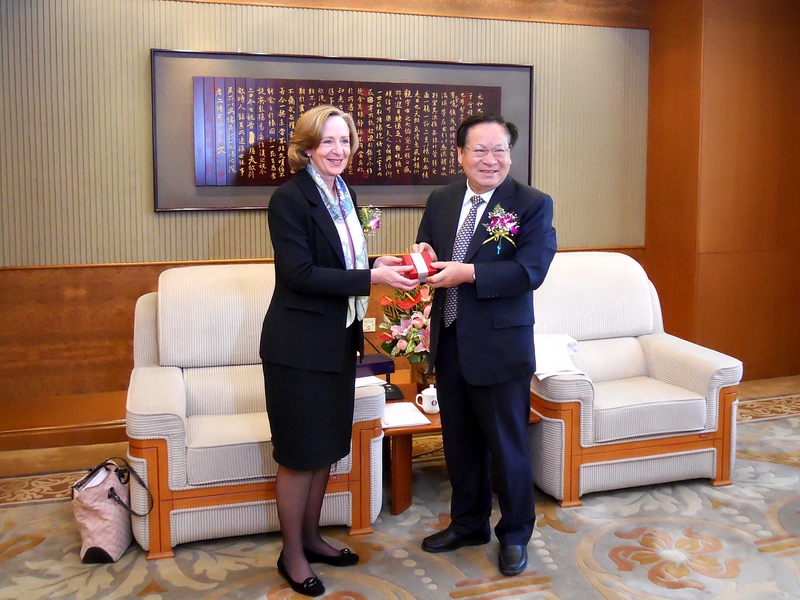 President Hockfield meets Professor Binglin Gu, president of Tsinghua University, on Monday, June 21.