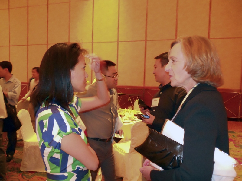 President Hockfield speaks with Elaine Wong '97, president of the MIT Club of Beijing. Hockfield addressed club members on Monday, June 21.
