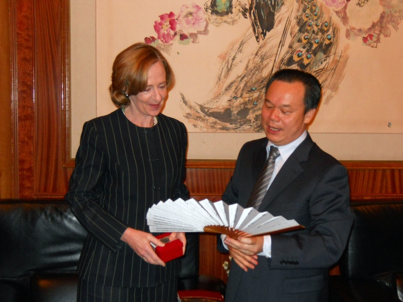 President Hockfield meets with Zhou Qifeng, president of Beijing University (PKU), on Tuesday, June 22, at Beijing University. Zhou presented Hockfield with a fan, shown here, as a gift. During their meeting, the two leaders explored possible collaborative opportunities between their respective institutions.
