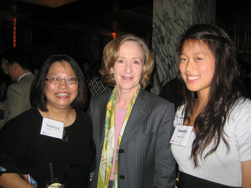President Susan Hockfield poses with incoming MIT freshman Jennifer Kao (right) and her mother, Stephanie, during an event with the MIT Club of Shanghai on Wednesday, June 23.?